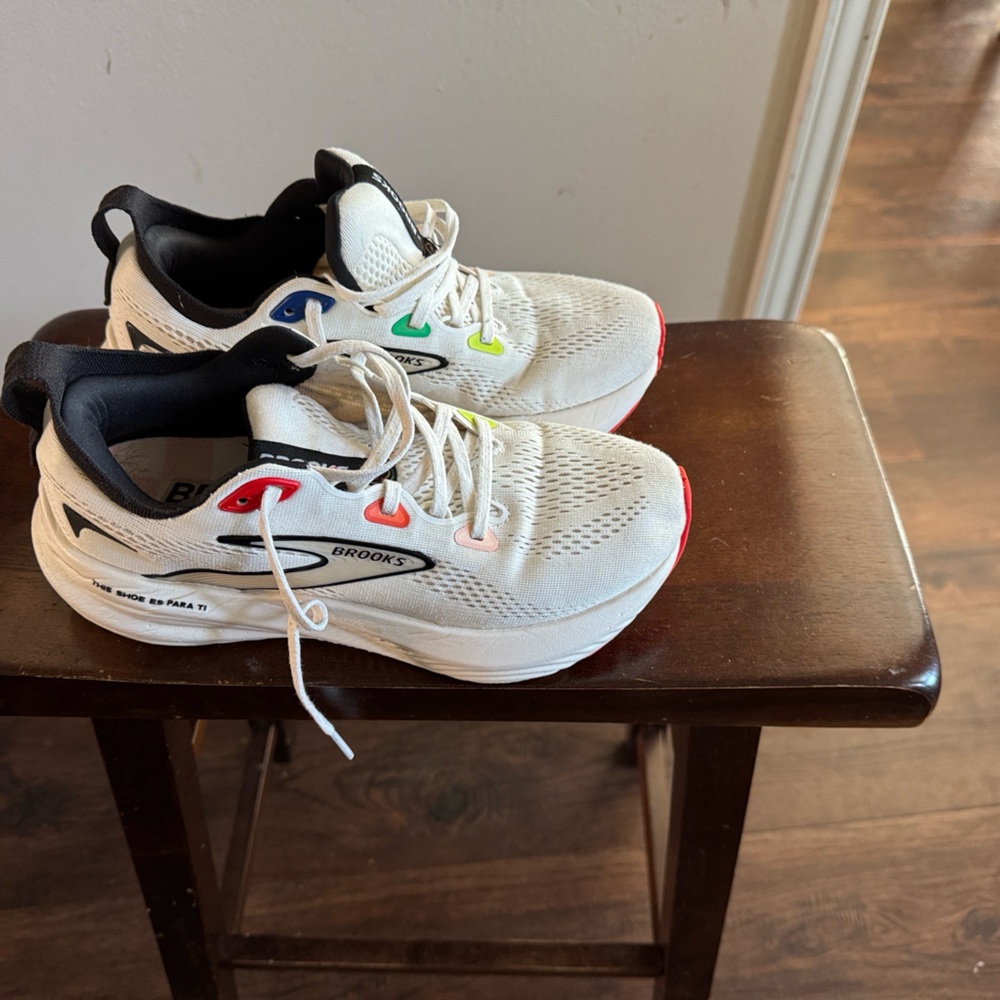 Brooks White Running Shoes with Multicolor Details
BrooksxJZD Glycerin